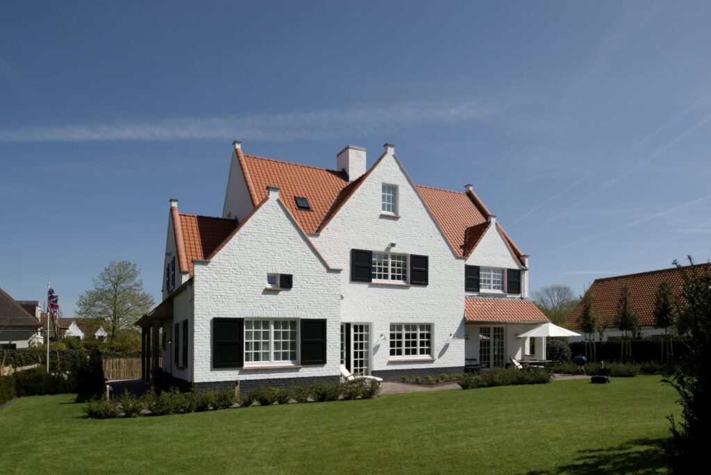 Gerenoveerde Villa met witte muren